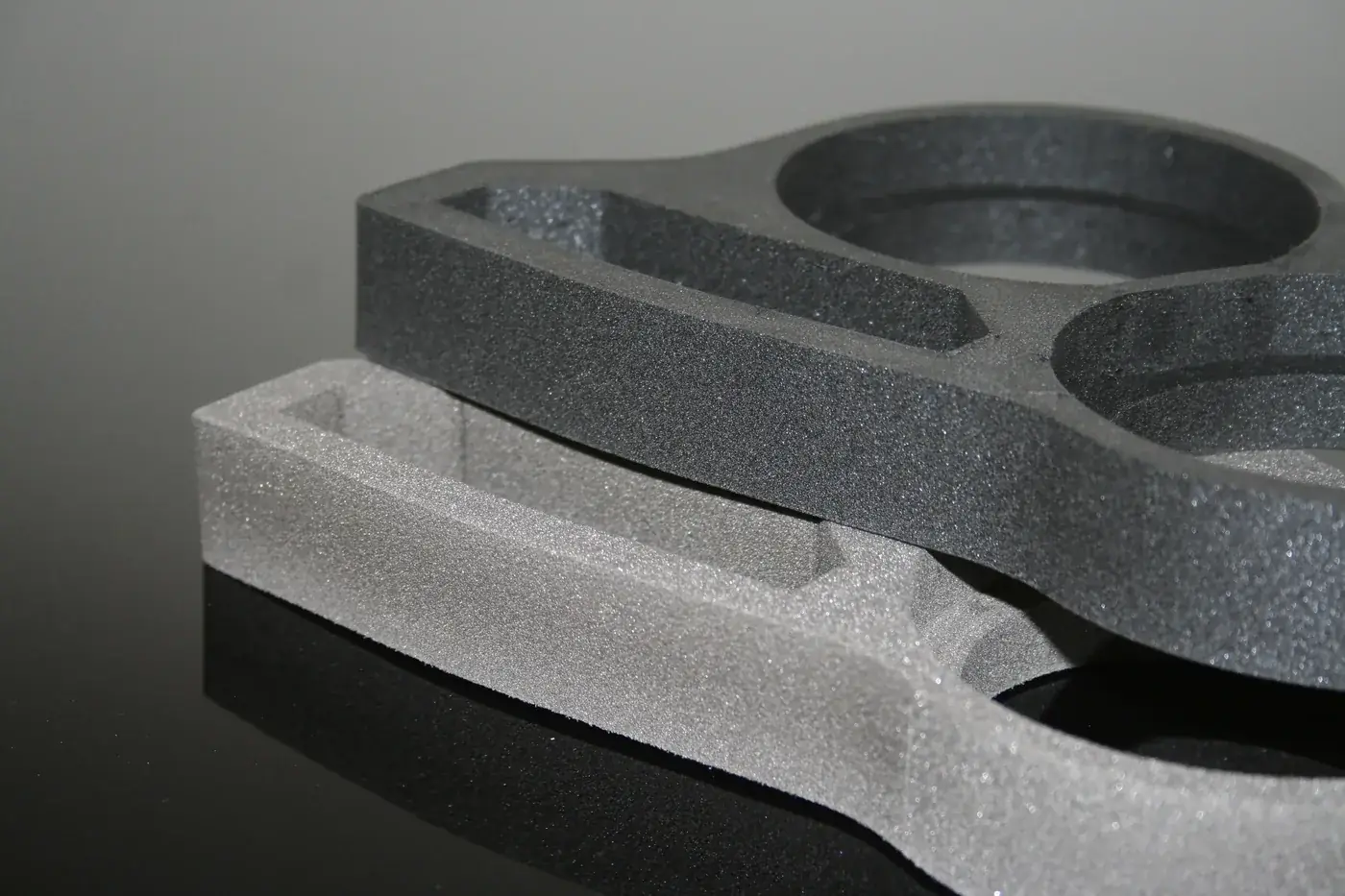 Pièces imprimées en 3D FDM en matériau mousse, structure alvéolaire claire et foncée