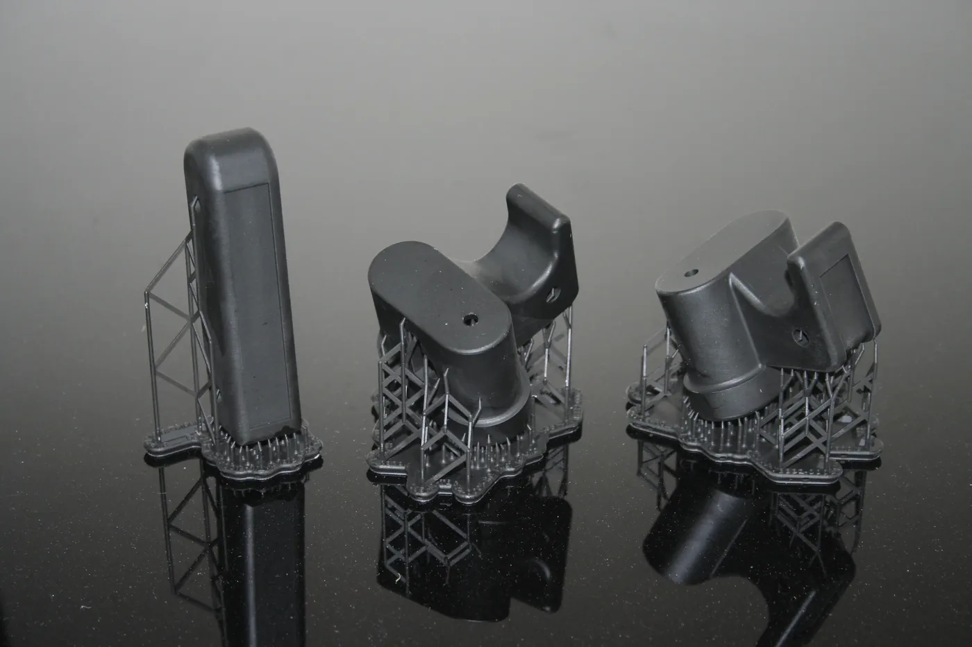 Pièces en résine SLA sur leurs supports d'impression, avant nettoyage et post-polymérisation